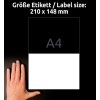 A kép egy 210 x 148 mm méretű címkét mutat, amely az A4-nek felel meg. Egy kéz látható a címke mellett a méretarány érzékeltetéséhez, és a címke egy fekete felső és egy fehér alsó részre van osztva.