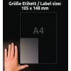 A kép egy sötét felületen nyugvó kezet mutat egy címkeméret jelző mellett. Megemlíti a címke méreteit, amelyek 105 x 148 mm, és az A4-es papírméretet.