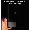 A kép egy kézben tartott címkét mutat, amelyen a méretek láthatók: 99,1 x 67,7 mm, valamint az 'A4' betű. A háttér sötét.