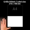A kép egy méretezést jelző címkét ábrázol, amelynek méretei 210 x 148 mm, A4-ként megjelölve, egy kéz mellett a méret arányának szemléltetésére, sötét háttér előtt.