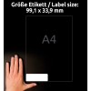 A kép egy kezet ábrázol, amely mellett egy 99,1 x 33,9 mm-es méretű címke található. A címke A4-es méretű jelzéssel van ellátva. A háttér sötét, hogy kihangsúlyozza a címke méreteit.