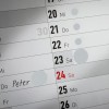 A kép egy naptárt mutat, amelyen a napok számozva vannak és tevékenységek vannak megjegyezve. A 24-e pirossal van kiemelve, és 'Péter' név szerepel rajta.