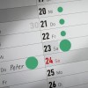 Ez a kép egy naptárlapot mutat, amelyen meghatározott dátumok vannak megjelölve. A „Péter” név a 24-es dátum mellett van írva, mellette körök jelzik a kiemelkedő napokat.
