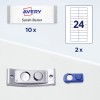A képen egy csomag Avery névkártya látható 'Sarah Baron' felirattal, egy '24' feliratú lista, és két irodai eszköz: egy fém címketartó és egy kék címkekészítő eszköz.