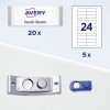 A képen egy Avery névkitűző látható Sarah Baron névvel, 20 darabban. Továbbá egy papírlap látható 24 címkével és egy címkenyomtató képpel, valamint egy mágneses kék címketartó.