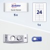 A képen Avery névtáblák láthatók 'Sarah Baron' névvel ellátva, 5 darab, egy üres lap a 24-es számmal, egy fém kitűzőtartó és egy kék címke. Ez az irodai vagy eseményeknél használt azonosító kellékeket szemlélteti.