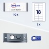 A képen egy Avery címkecsoma látható, rajta 'Sarah Baron' felirattal és megadott mennyiségekkel. Tartalmaz egy fekete berendezést és egy kék tárgyat, valamint egy lapot, amely címkéket mutat.