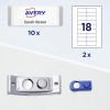 A kép egy Avery termékek címkéjét mutatja, beleértve egy nevet és mennyiséget, valamint két másik elemet, amelyek valószínűleg kapcsolódó címkézési eszközök, köztük egy fém tárgyat és egy kék eszközt.