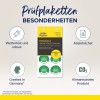 A kép egy 'Prüfplaketten' nevű terméket jelenít meg, amely különböző jellemzőket emel ki, mint például időjárásállóság, könnyű lehúzhatóság, környezetbarátság és Németországban készült. Bemutat egy konkrét cikket az ellenőrzési címkézéshez, naptári részletekkel.