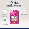 A képen egy csomag Avery tollcímke látható, kiemelve a jellemzőit. Az állítás szerint a címkék könnyen írhatók, erős tartásúak, és fenntartható csomagolásban kaphatók. A címkék mellett színes tollak vannak bemutatva.