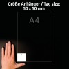 A kép egy kéz mellett egy címkét mutat, amelyen 50 x 50 mm méretek és egy A4-es méretre való hivatkozás látható, mindez sötét háttéren.