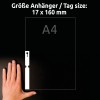A kép egy kéz mellett egy címkét vagy kártyát ábrázol, amely a méreteit (17 x 160 mm) mutatja, A4 méretként megjelölve, fekete háttér előtt.
