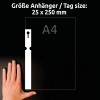A képen egy kéz látható egy címke vagy kártya mellett, amely méretét 25 x 250 mm-ként jelöli, A4-es hivatkozással. A háttér fekete.